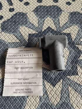 30700-kz4-l31 Honda Oem Nos 2003 Cr125r Cap Assy - Spark Plug Cover