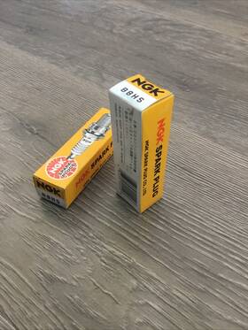 B8hs105126 Ngk B8hs Spark Plug - Lot Of 2 Oem Genuine New Nos Qty